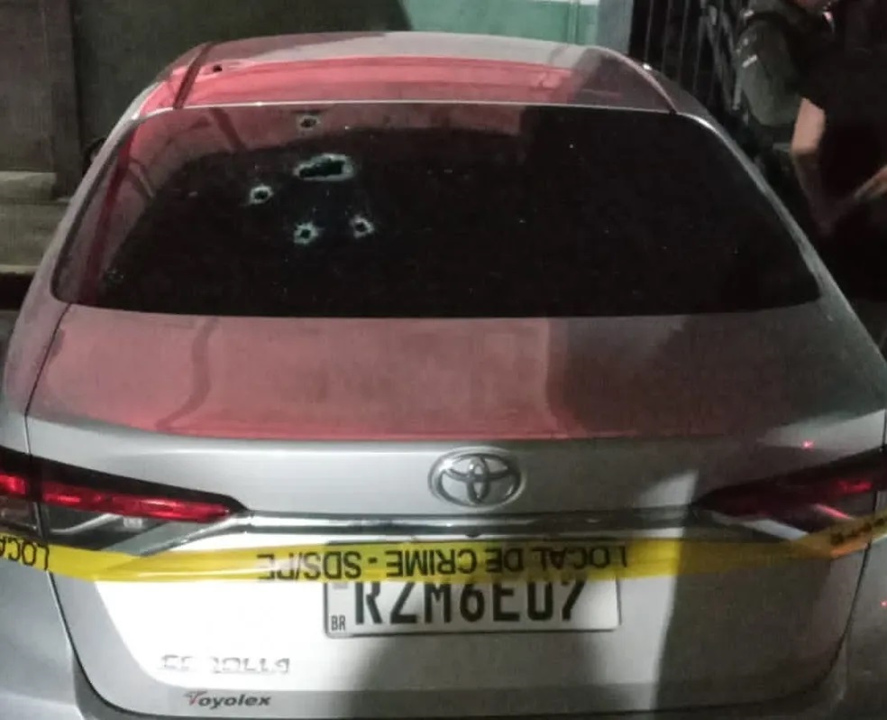 Leia mais sobre o artigo Oficial de Justiça é baleado na cabeça dentro de carro em Recife